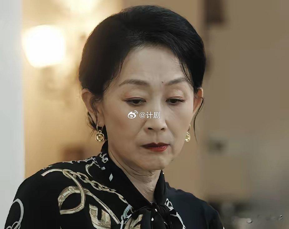 估计《亦舞之城》的导演懵了，钟汉良也懵了，就连秦岚也懵了，导演已经后悔请了陈瑾