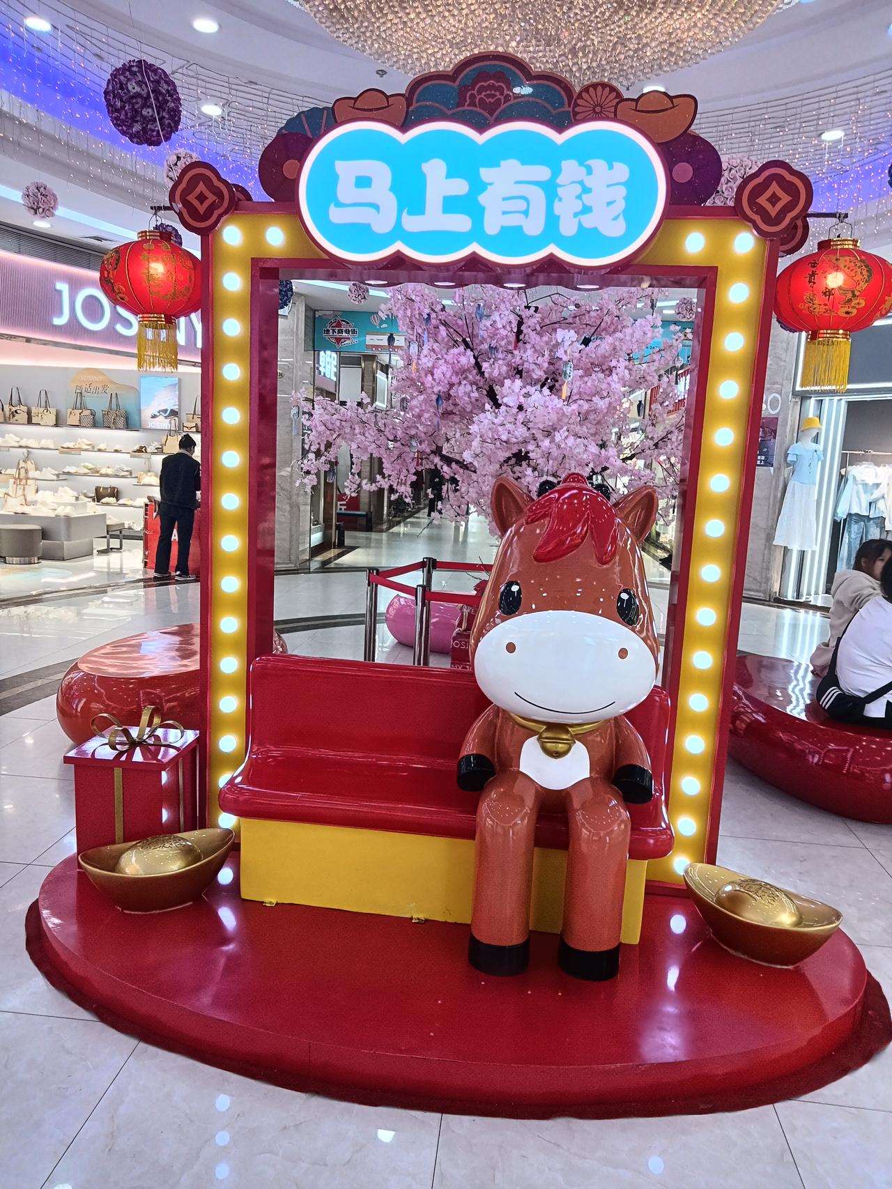 我觉得名字是会影响运势的。老话说“不怕生错儿，就怕起错名”“赐子千金，不如赐子一