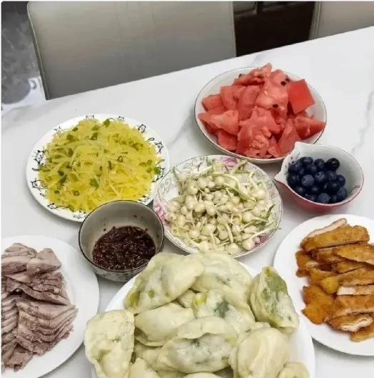 我的天！去东北老铁家吃饭，桌上那盘菜把我看傻了！一桌子饺子、肉片香得直冒热气，就