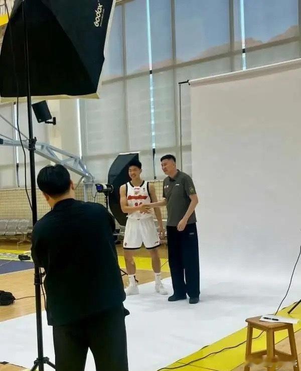 朱芳雨在出征仪式再次明确：新赛季冲击球队第十二座CBA总冠军！与此同时，意味着和