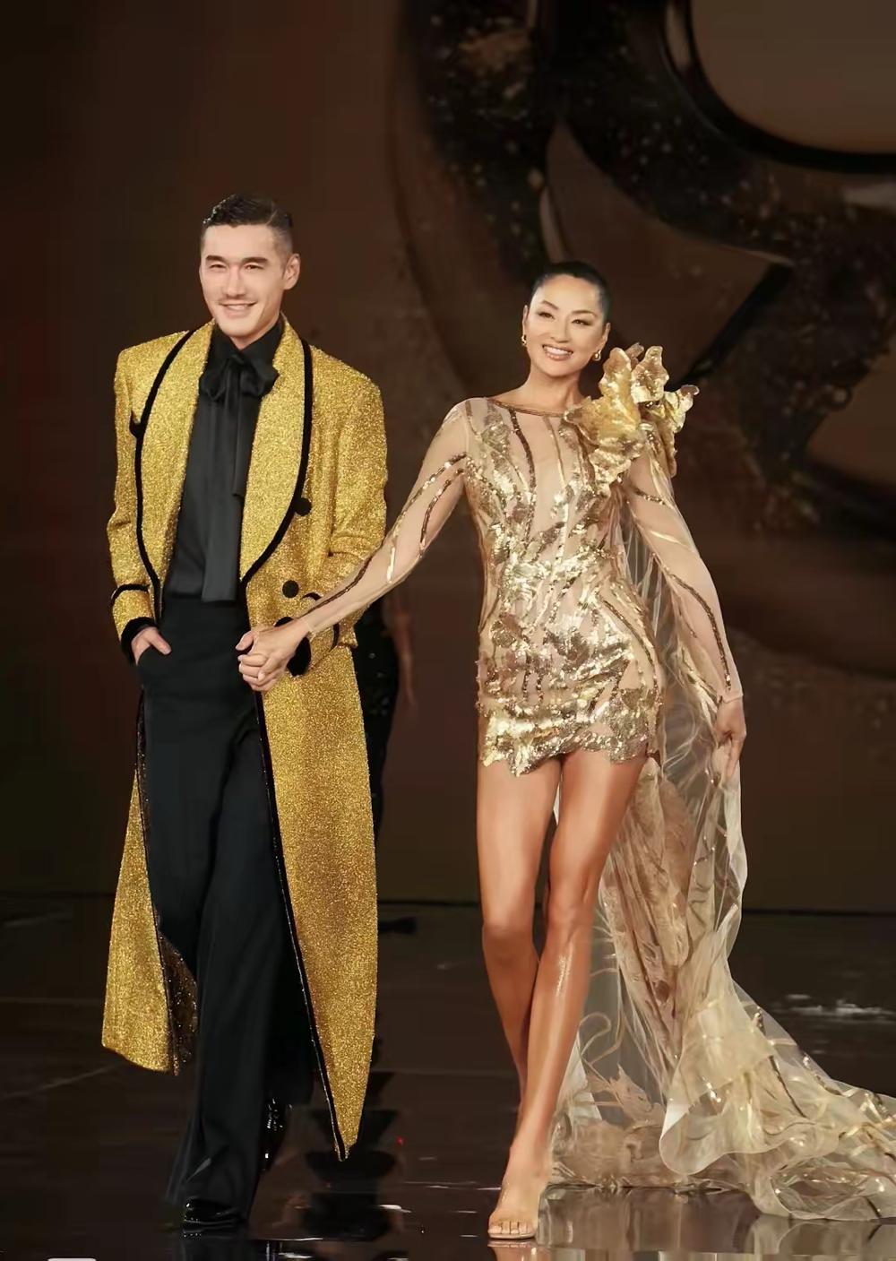 我严重怀疑，胡兵瞿颖巴黎走秀哪是为了圈粉？分明是把30年友情摆出来“凡尔赛”！