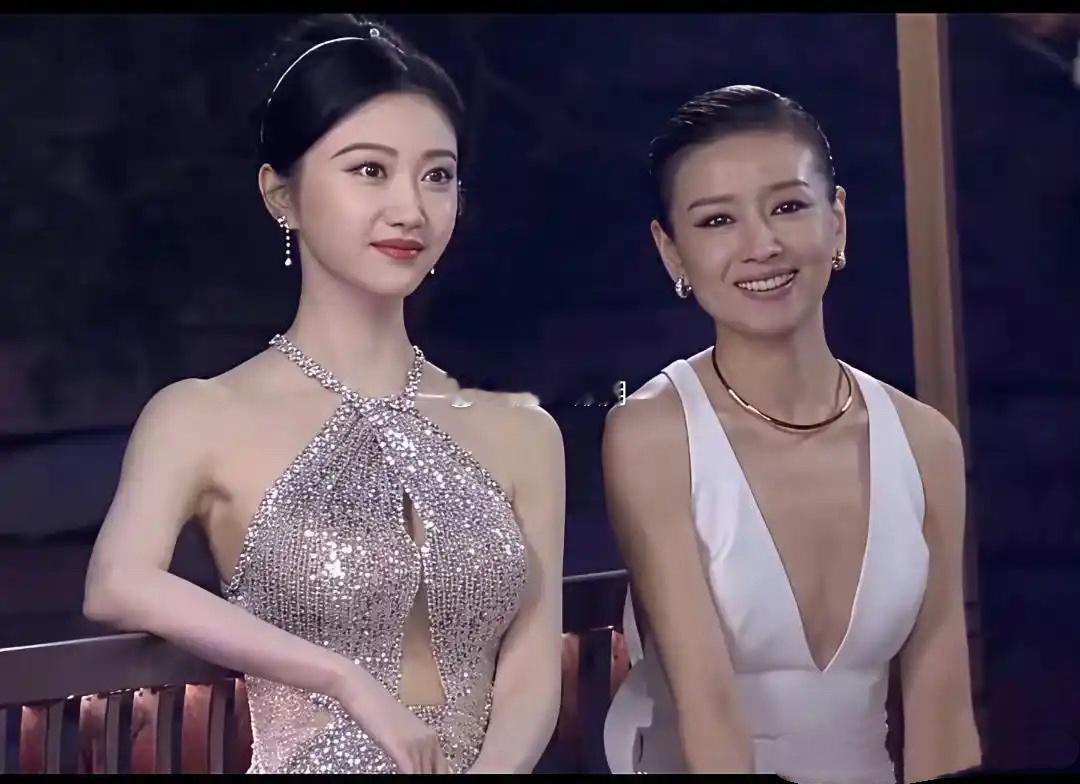 本来觉得董洁的身材比例很绝了，没想到景甜的更绝，你们觉得谁更好看？​​​