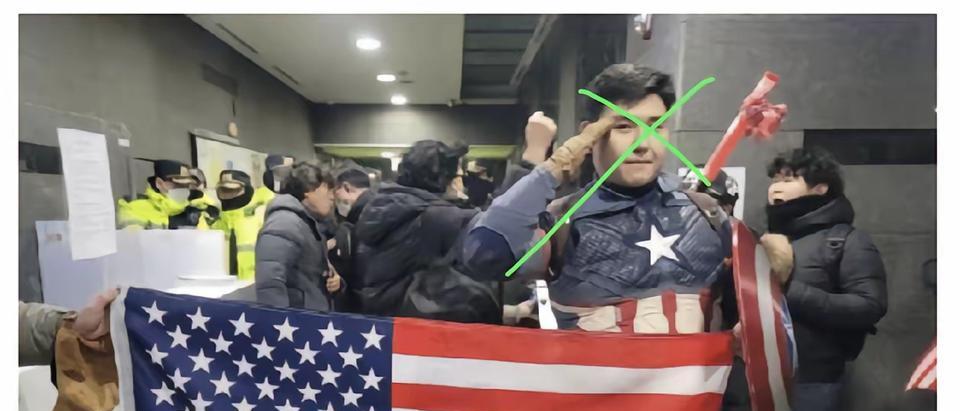 家人们，韩国这波操作简直绝了！尹锡悦的支持者套着“美国队长”的衣服，大摇大摆威胁