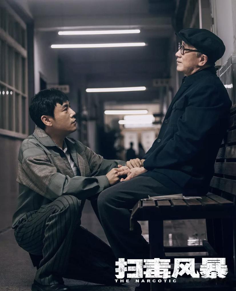 《扫毒风暴》中邓师傅成为了卢少桦的第二个替死鬼啊！警察已经找到他们厂子里了，