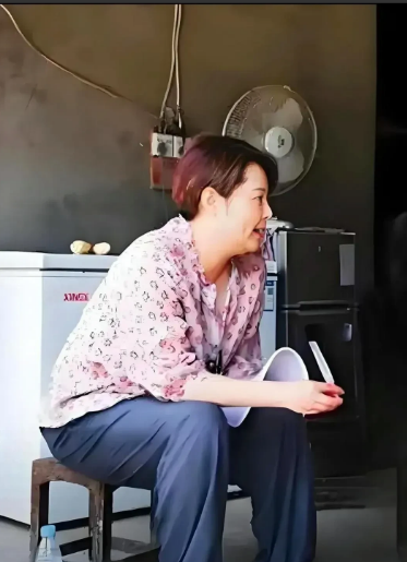 袁立发福严重，衣着随意，把自己打扮得如同村妇，不做演员了，一点儿也不注意管理身材