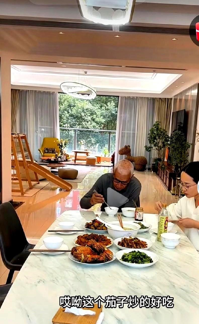 老爷子当着红姐的面，夸新来的周阿姨茄子炒得好。小凤也在旁边搭腔，说这菜有“锅气