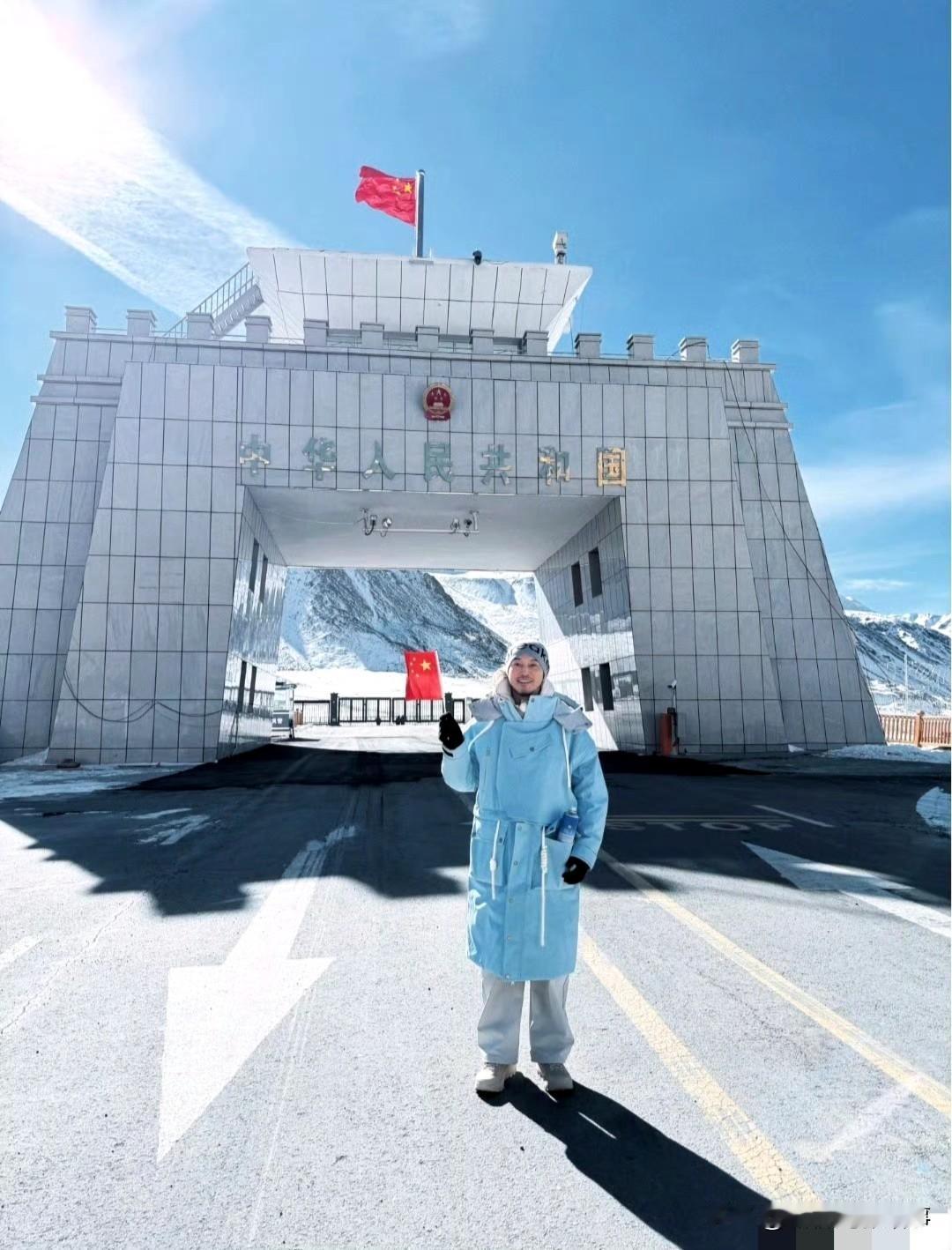 《跑男新疆站收官！沙溢晒国门打卡照好热血》沙溢晒出的跑男新疆站收官照，直接