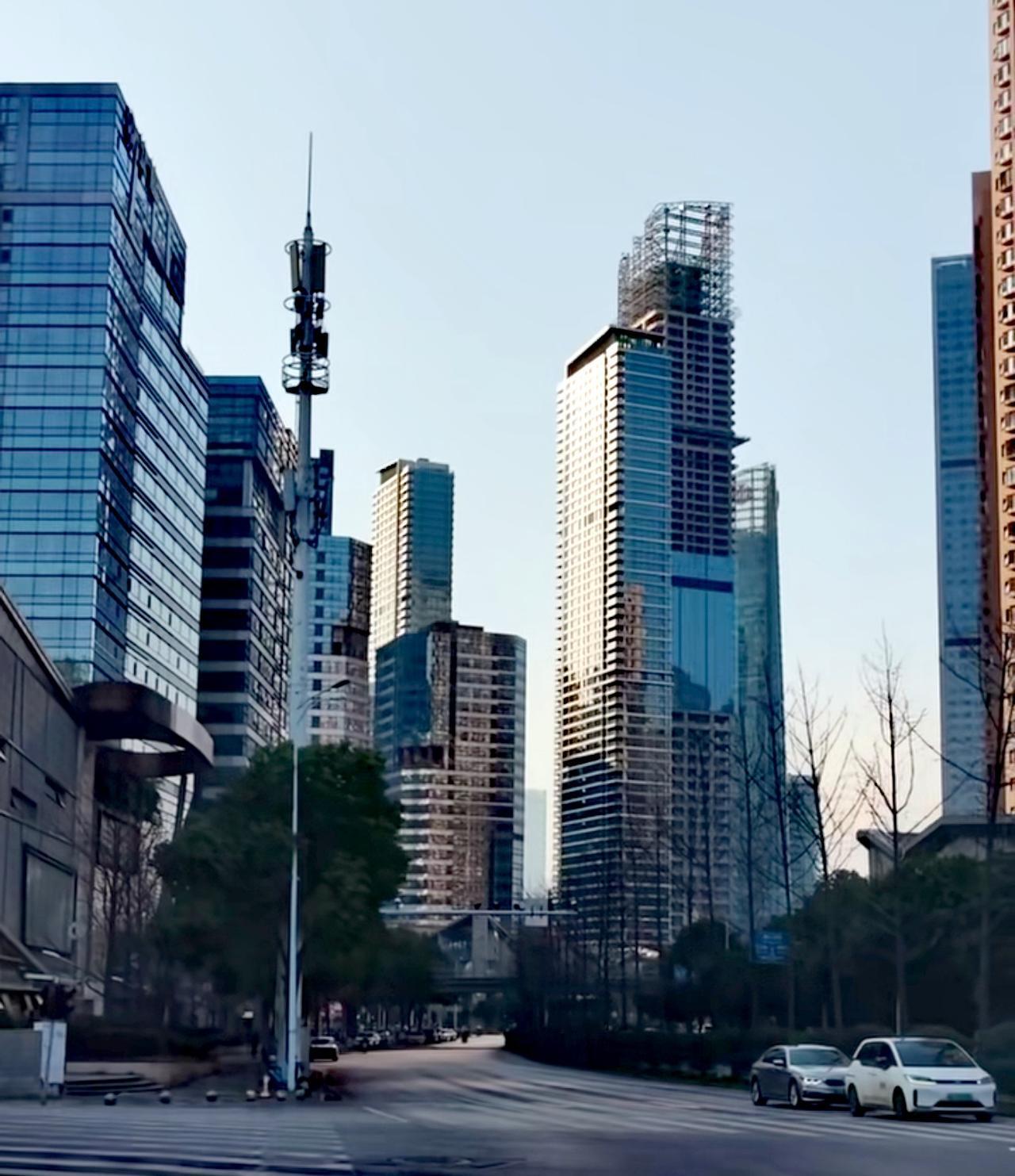 长沙北辰三角洲，从城区里面看，越来越有城市高端大气的样子了。北辰三角洲这里，虽然