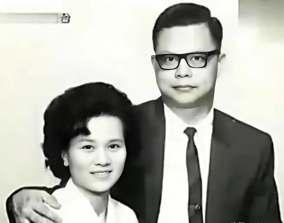 1957年，准备高考的曾宪梓得知同学黄丽群体检时查出肺病，冒雨从学校徒步跑到黄家