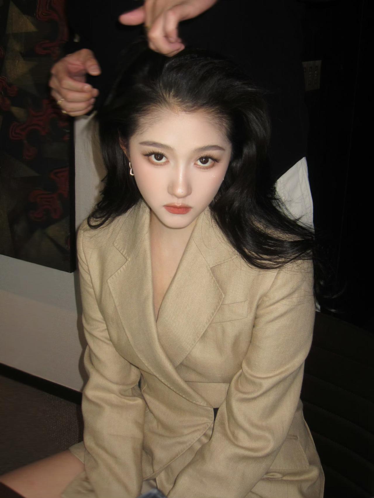 关晓彤的鼻子与侧脸颇具吸引力。3月20号在龙抬头这一天，关晓彤的工作室晒出她组