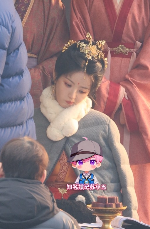 田曦薇嫁金钗最新路透图她真的是一款猫塑利器🐱看剧本时好像一直歪头小猫咪🥹田曦