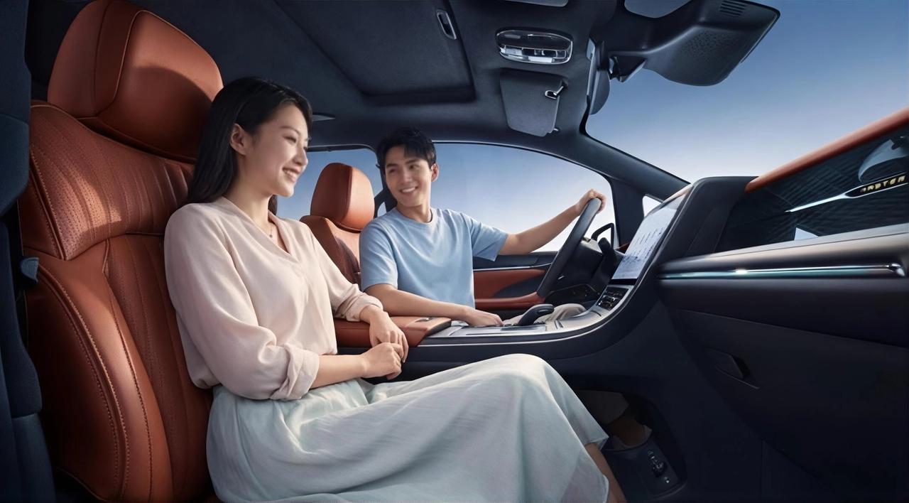 前两天陪老同学看车，他家里刚添了二胎，加上父母同住，一台五座车明显不够用了。预算