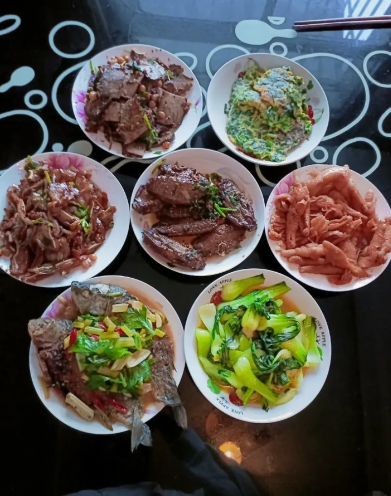 10个人吃饭，准备了这些菜，应该够了吧！