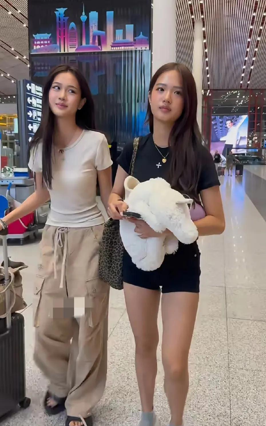 钟丽缇的两个女儿怎么都这么好看，笑起來眼睛亮晶晶的，多么伟大的基因