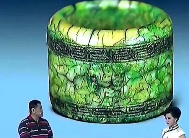 男子带着一枚扳指来鉴宝，自称是2万元捡漏得来的，专家看后脸色大惊，忙说：“赶紧摘
