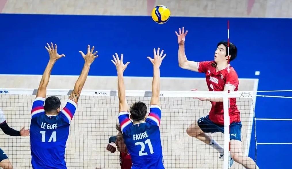 昨晚进行男排世锦赛C组的一场比赛，奥运冠军法国队以25-12、25-18、25-
