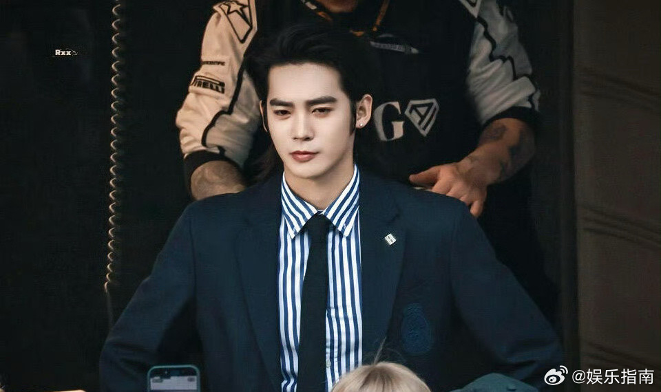 于适f1赛事现场路透，浓眉大眼俊朗又贵气！！