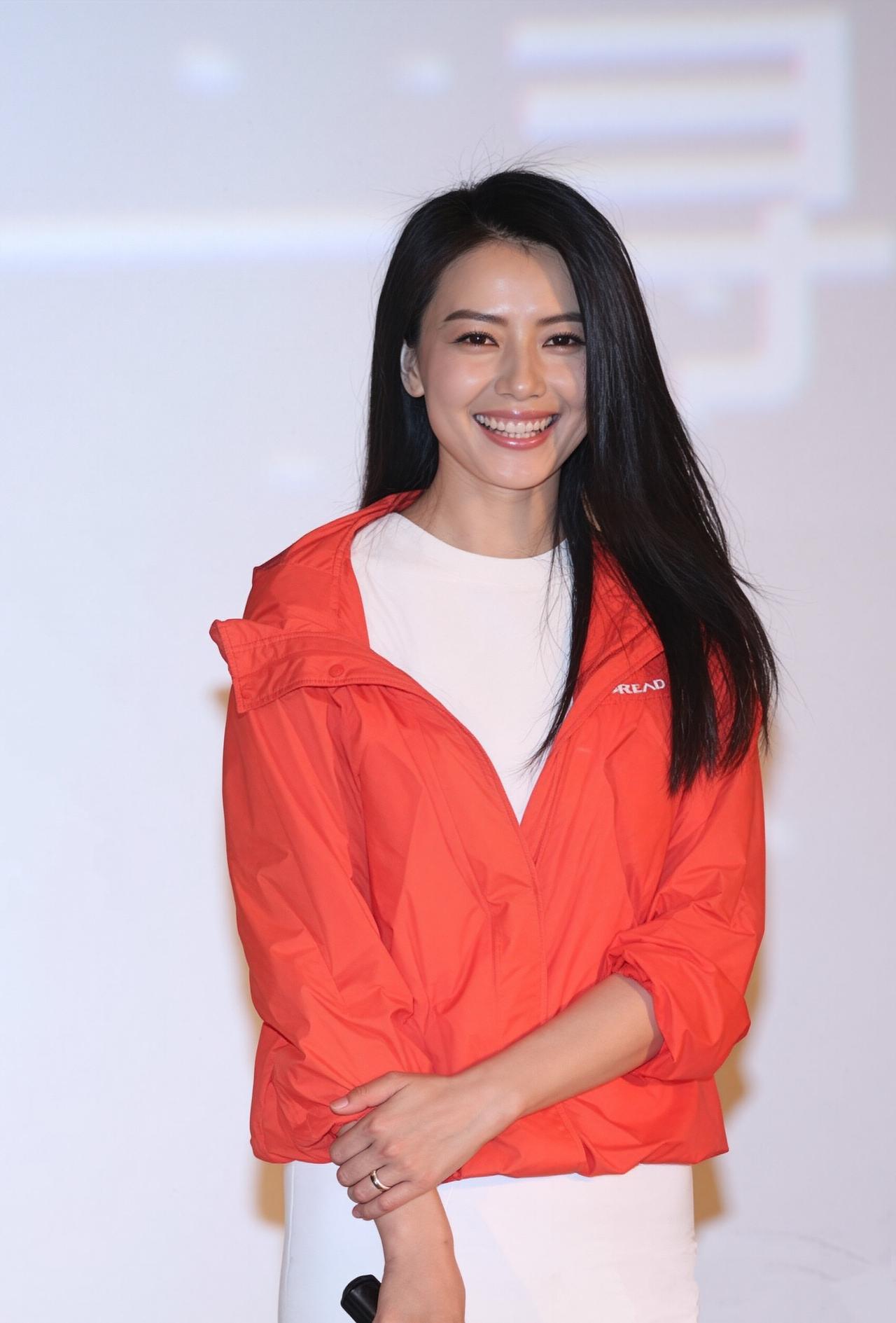高圆圆超话@高圆圆一身亮红色外套，衬得眉眼愈发温婉舒展，笑容明媚如春日暖阳。