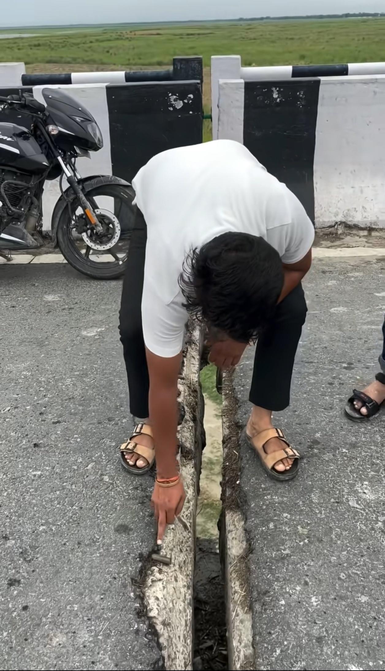这是印度人修建的公路，竟然煞费苦心的留了一条伸缩缝，只是这缝隙留的有点大，看上去