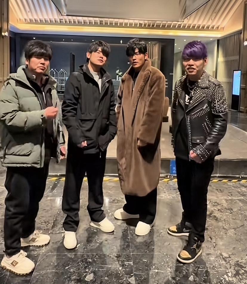 这种人跟狗皮膏药差不多，虽然周杰伦没说什么，我不信他心里不反感。做自己不好