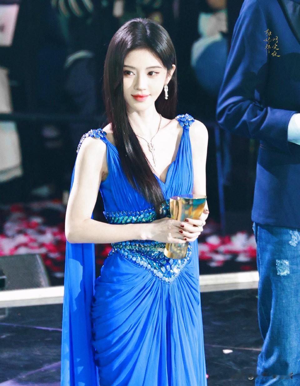 以前没发现现在感觉鞠婧祎不但长得好看就一心想搞事业真是让人挺佩服的而且你们