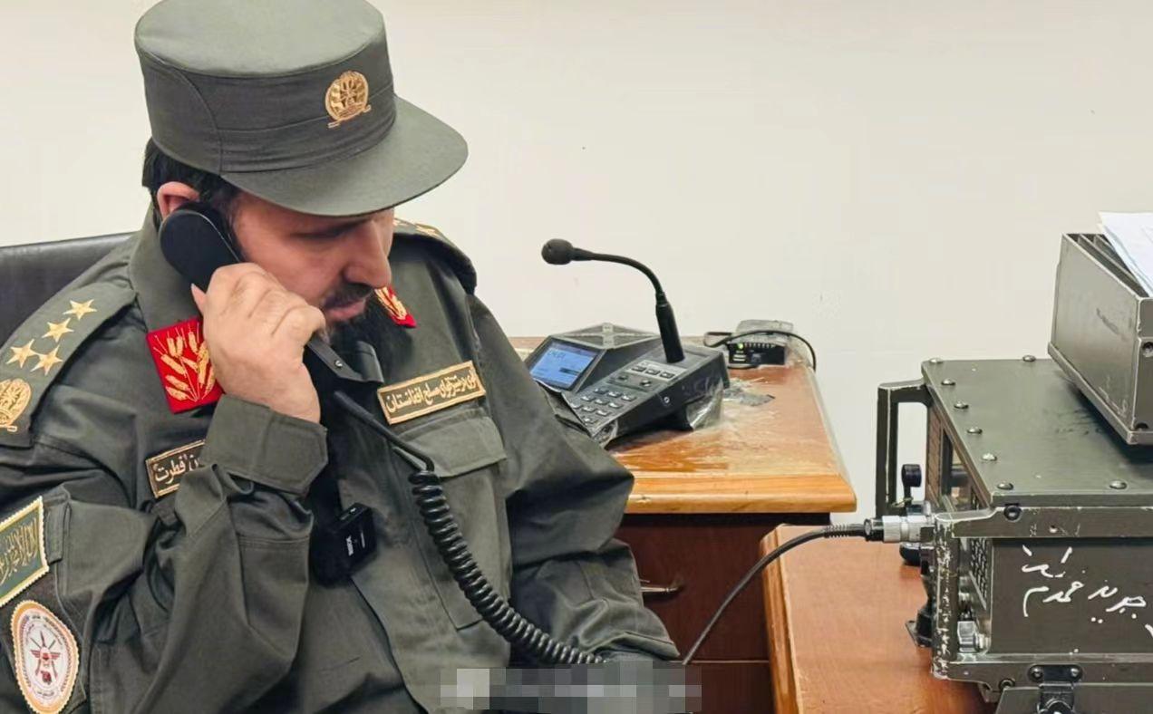 阿富汗第201军团指挥所，还要靠对着电台喊，指挥战斗！巴基斯坦军队完全是大屏幕，