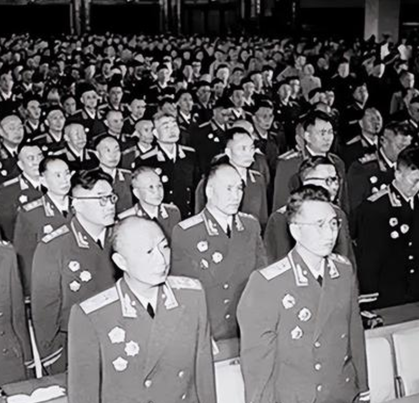 1955年，授勋前夕，叶剑英元帅检查授勋人员名单时，突然面色一沉，指着上面两个人