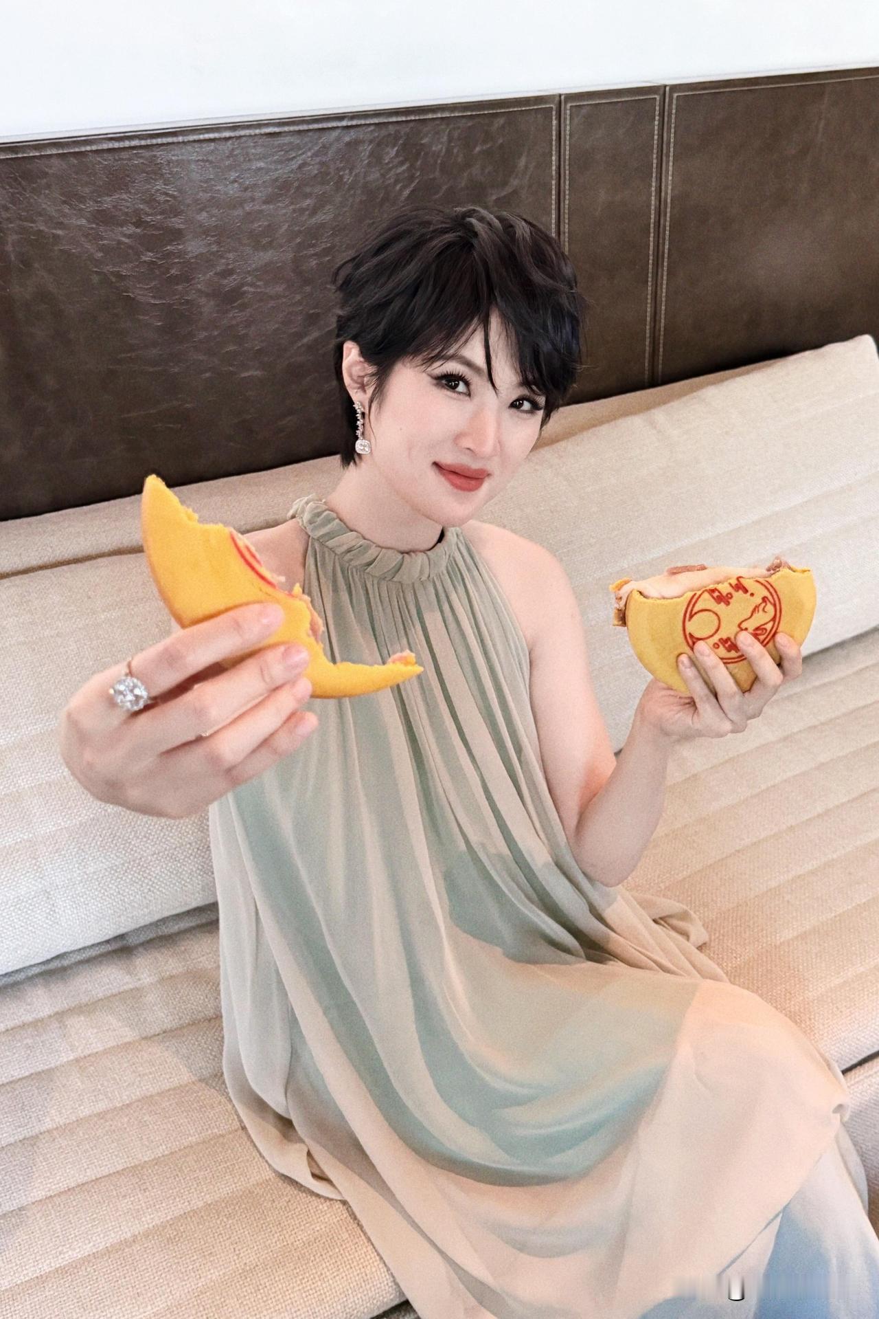 一盒中秋月饼，让不少人先盯上姚安娜手上的钻戒？镜头里，她留着利落短发，神情带