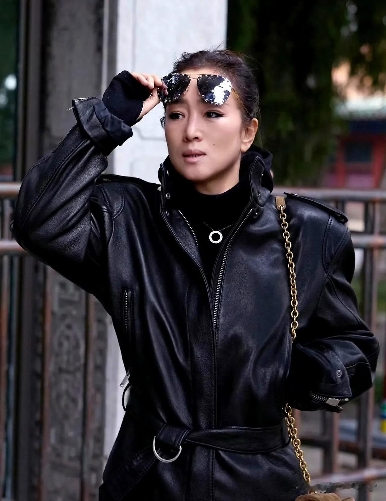 最近，巩俐来到了中国，这是她在北京北海公园拍的照片。五万多的圣罗兰羊皮大衣，