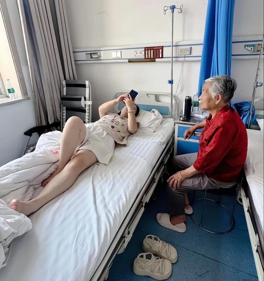 让她到医院照顾一下，咋是这番场景，到底谁是病人？
