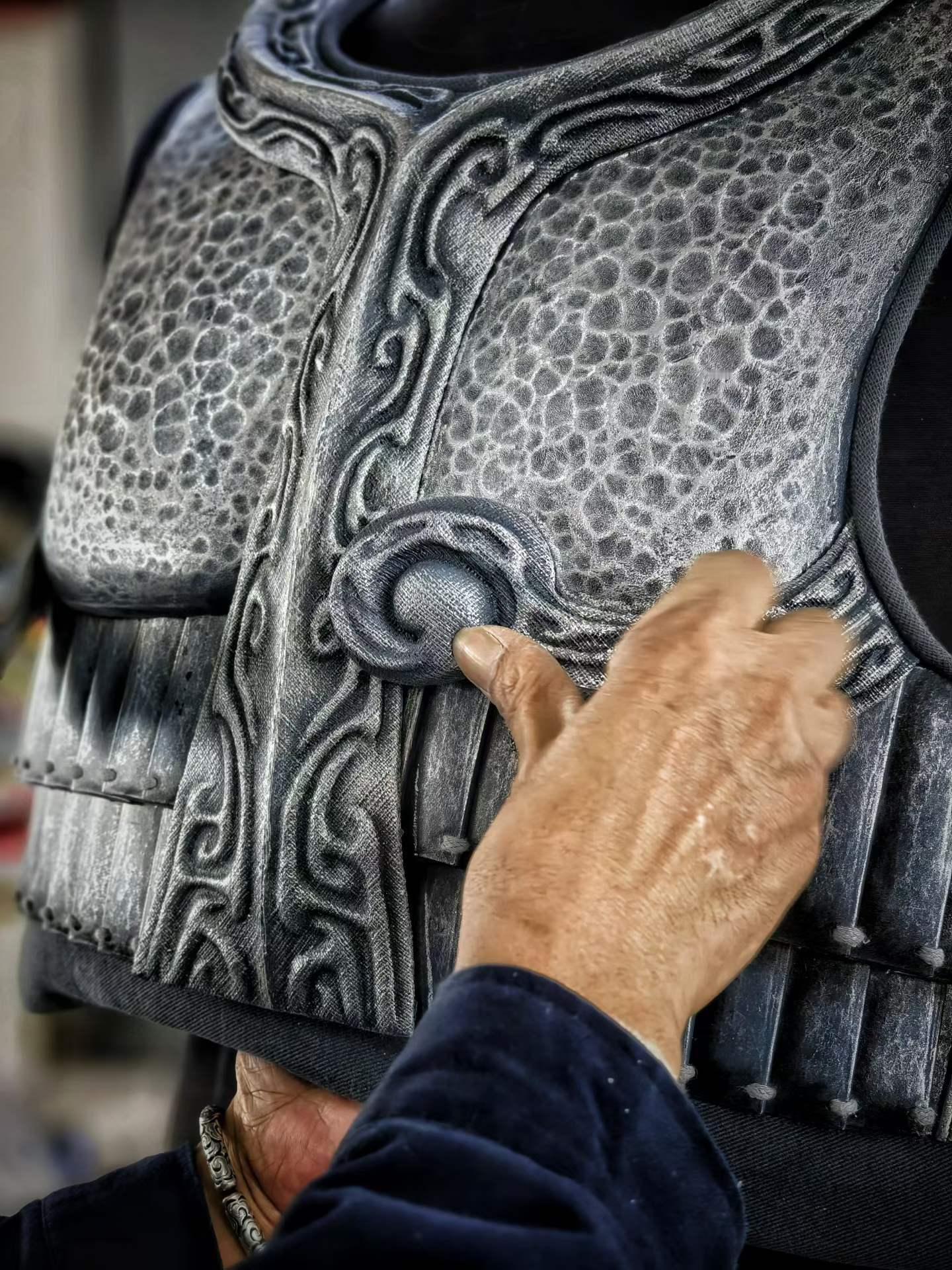 原来是何润东找到《楚汉传奇》中制作战甲的服装团队，复刻了霸王项羽甲胄，明天上身试