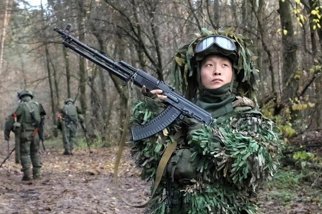 远赴异国他乡投身战斗的亲密战友……他们训练有素，历经血与火的淬炼，每一刻都弥