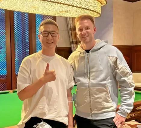型男孙红雷在澳门被粉丝偶遇，以硬汉形象著称的型男孙红雷如今形象大变，皮肤变得白皙