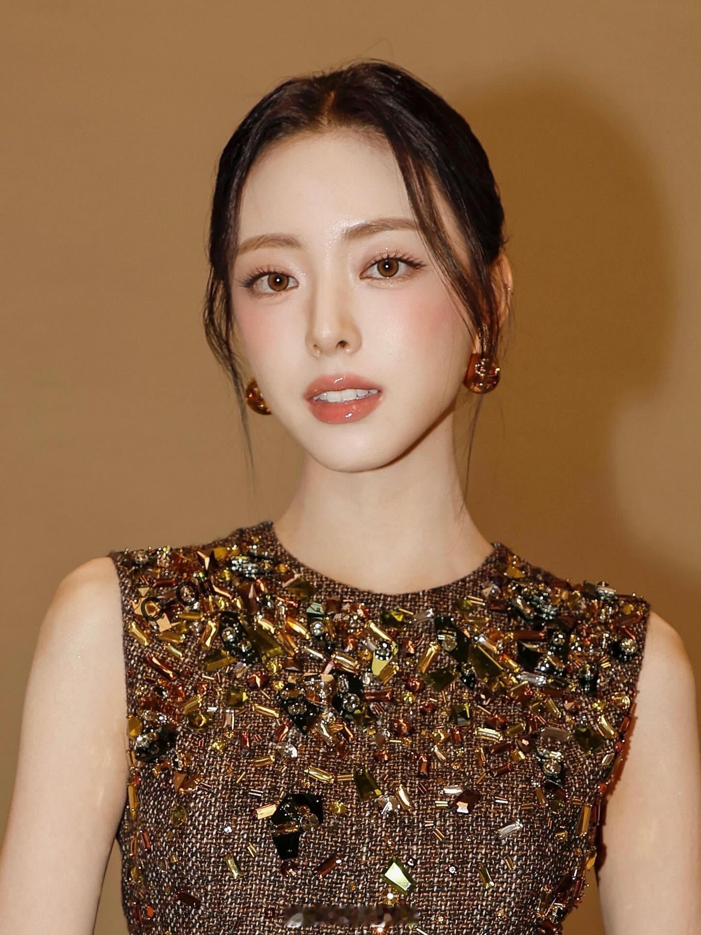 化妆师更新的申有娜妆容​​​