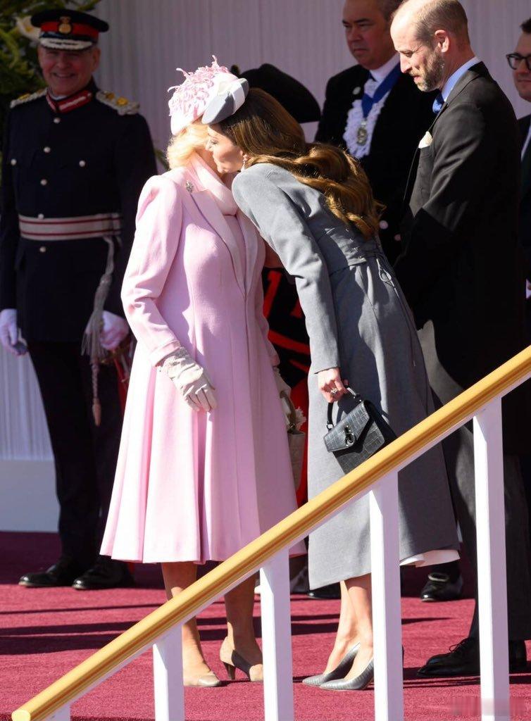 卡米拉王后和威尔士王妃凯瑟琳贴面礼婆媳两人看着挺和谐。