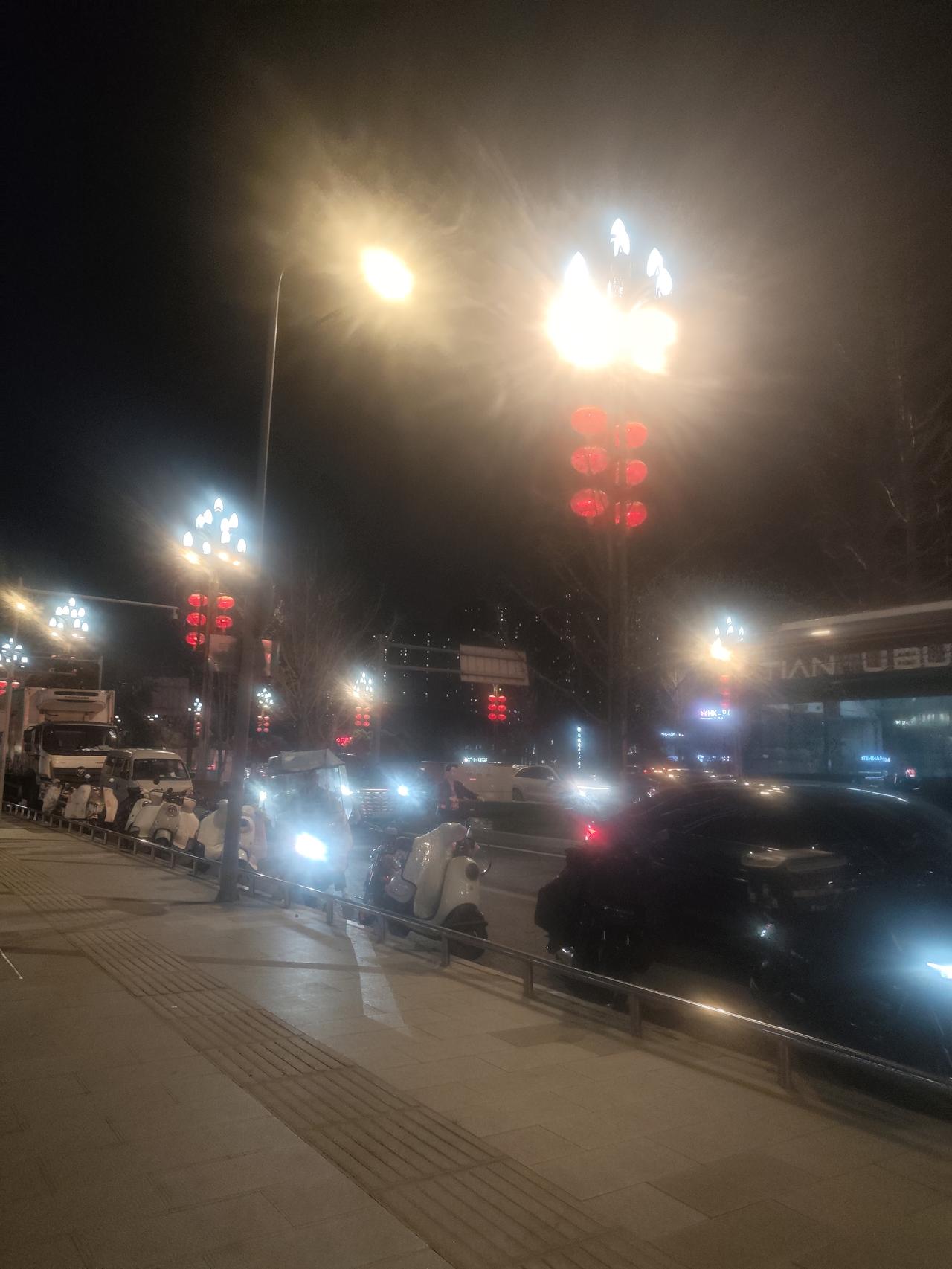 遇到人生的风雨,我们该如何应对?直面人生风雨人生之路，从无一帆风顺，风雨