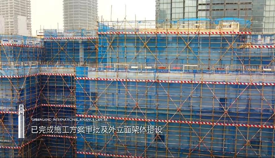 济南第一高楼，绿地山东国金中心进度突然加快了，底商拉起了围挡，即将要进行幕墙安装