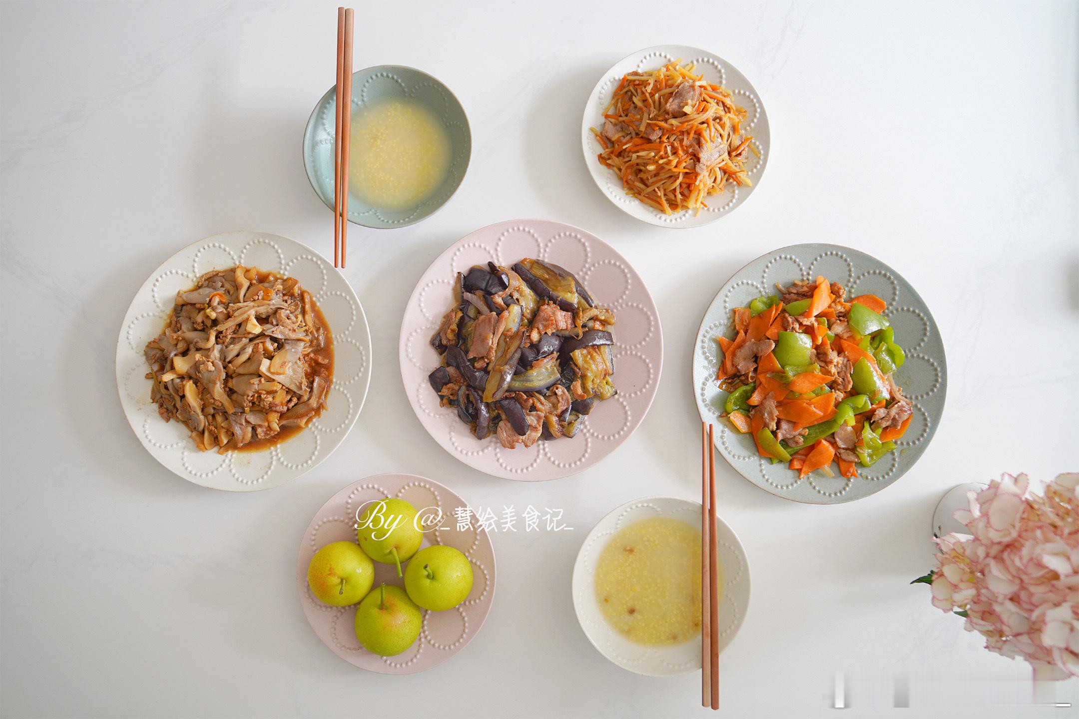 周末早午餐胡萝卜青椒炒肉、平菇炒肉、烧茄子、炒三丝、绿豆小米粥、香梨~周末愉快好