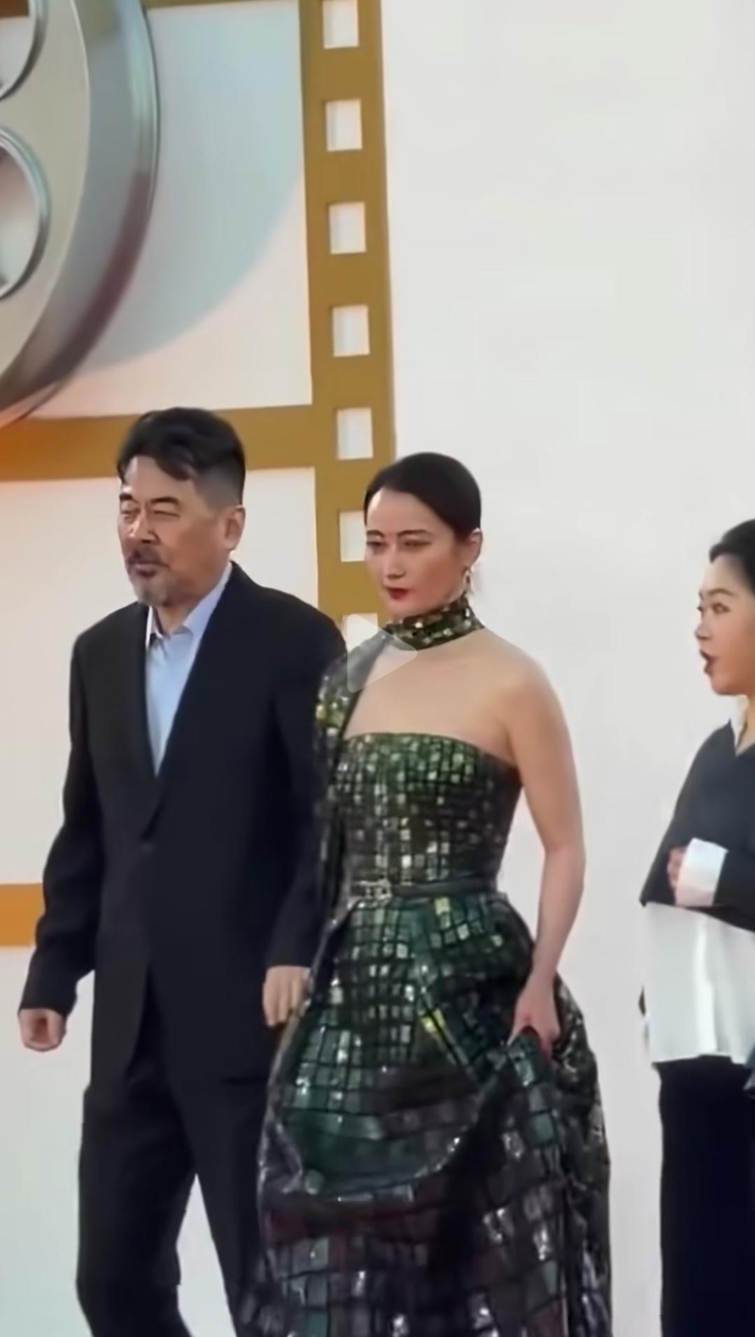2025年金鸡电影节上这一幕，嗑拉了！陈建斌想牵蒋勤勤的手，结果蒋勤勤一直不伸手