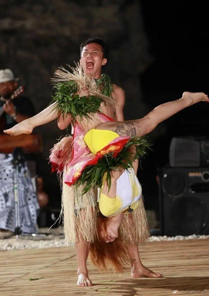 怪不得以前的《跑男》那么火啊！！各种游戏都很玩的很花很大胆，也很放得开～