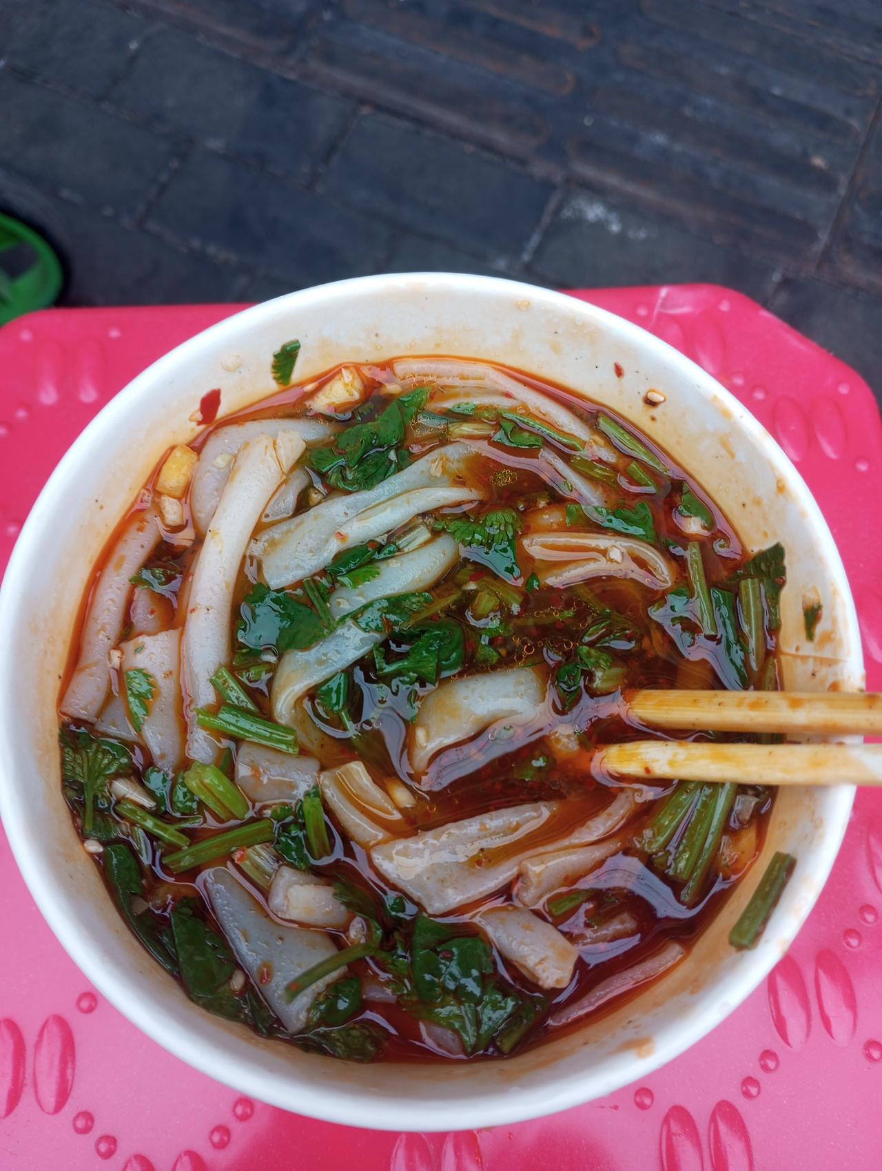 🌞武汉人的早晨，从一碗粉开始在武汉，过早的仪式感是刻在骨子里的。今早拐