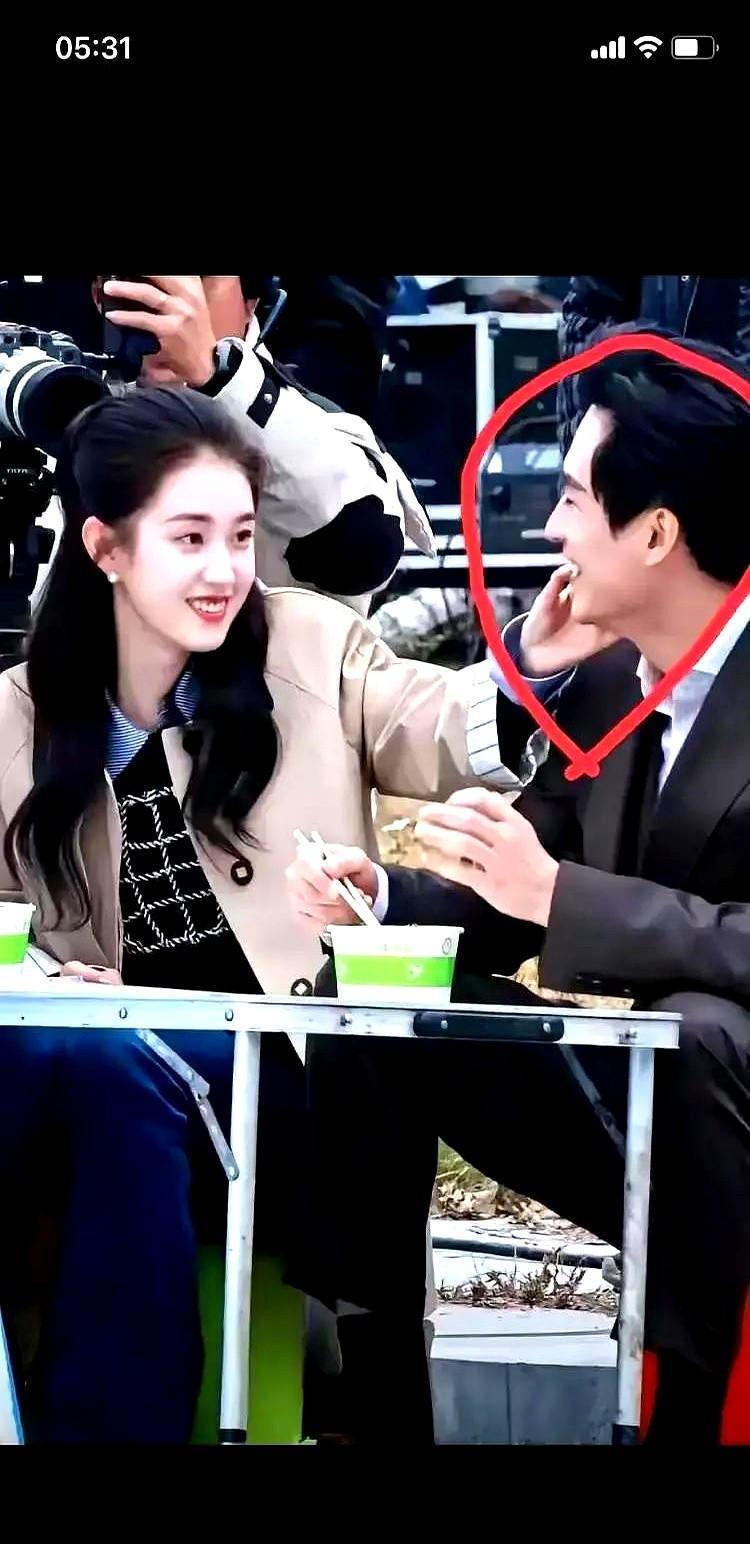 0.3秒的睫毛颤动，是计算好的。转笔。停顿。抬眼。王皓祯和郭宇欣在《国民