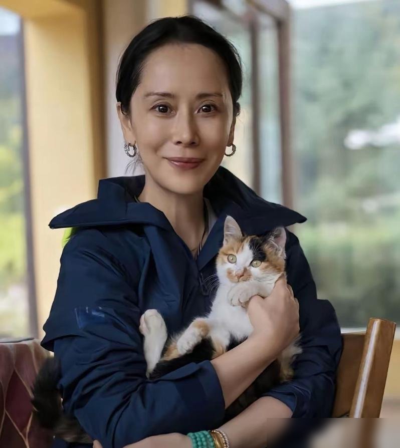 48岁的海清再一次向我们证明了一个真理：女人到了一定年纪真的不能太瘦了！生图里颧骨突出、眼窝微陷，评