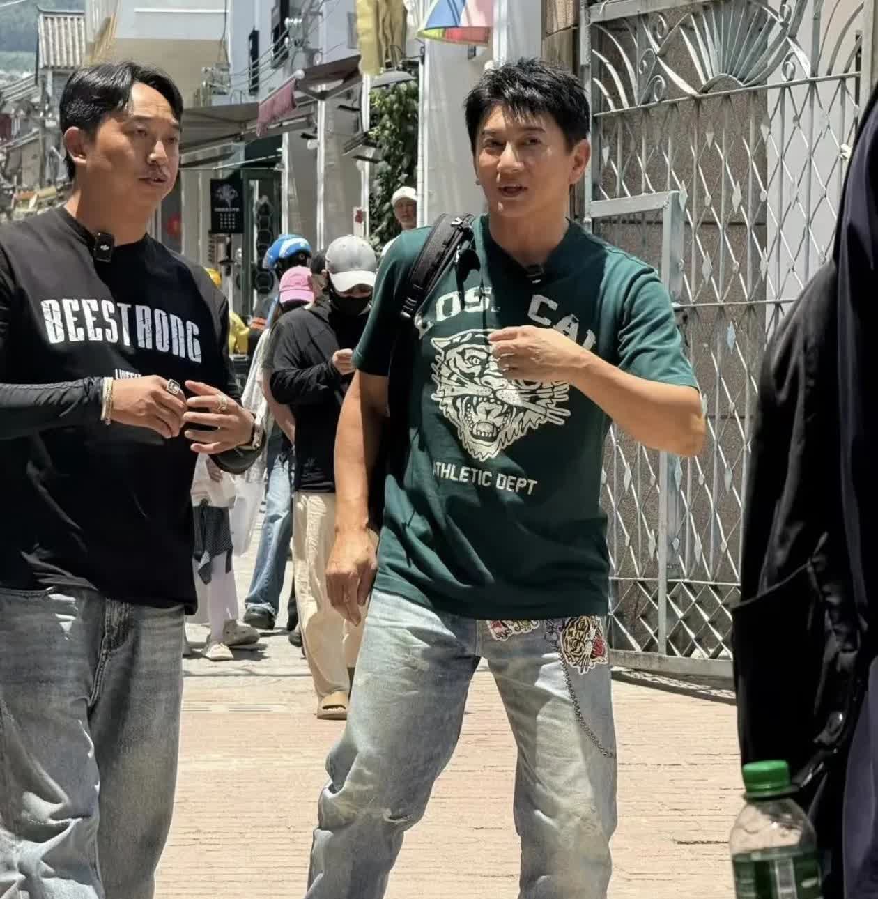 54岁的吴奇隆近日在云南大理录综艺节目，很多粉丝都偶遇了他。照片看他173的
