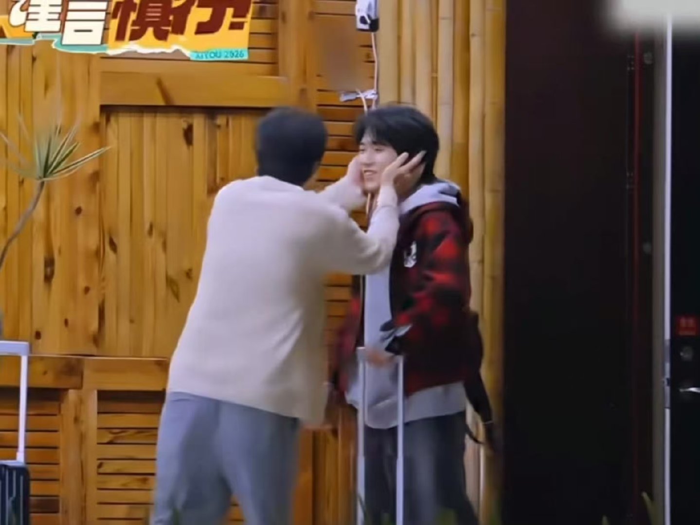 宋亚轩被于洋叫宋哥的反应于洋捧脸宋亚轩于洋捧脸宋亚轩真的好可爱啊