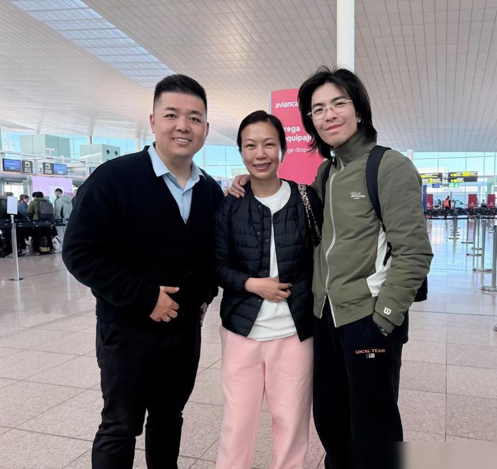 萧敬腾巴塞罗那被偶遇，素颜长发像路人，但你看他行程。2025年2月，台南雅聞