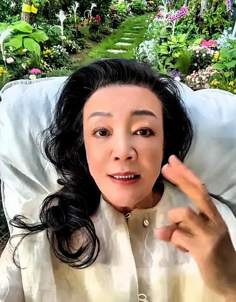 张兰抱着孙子笑得越开心，越说明她在汪家卑微到了骨子里视频里张兰搂着孙子，一口
