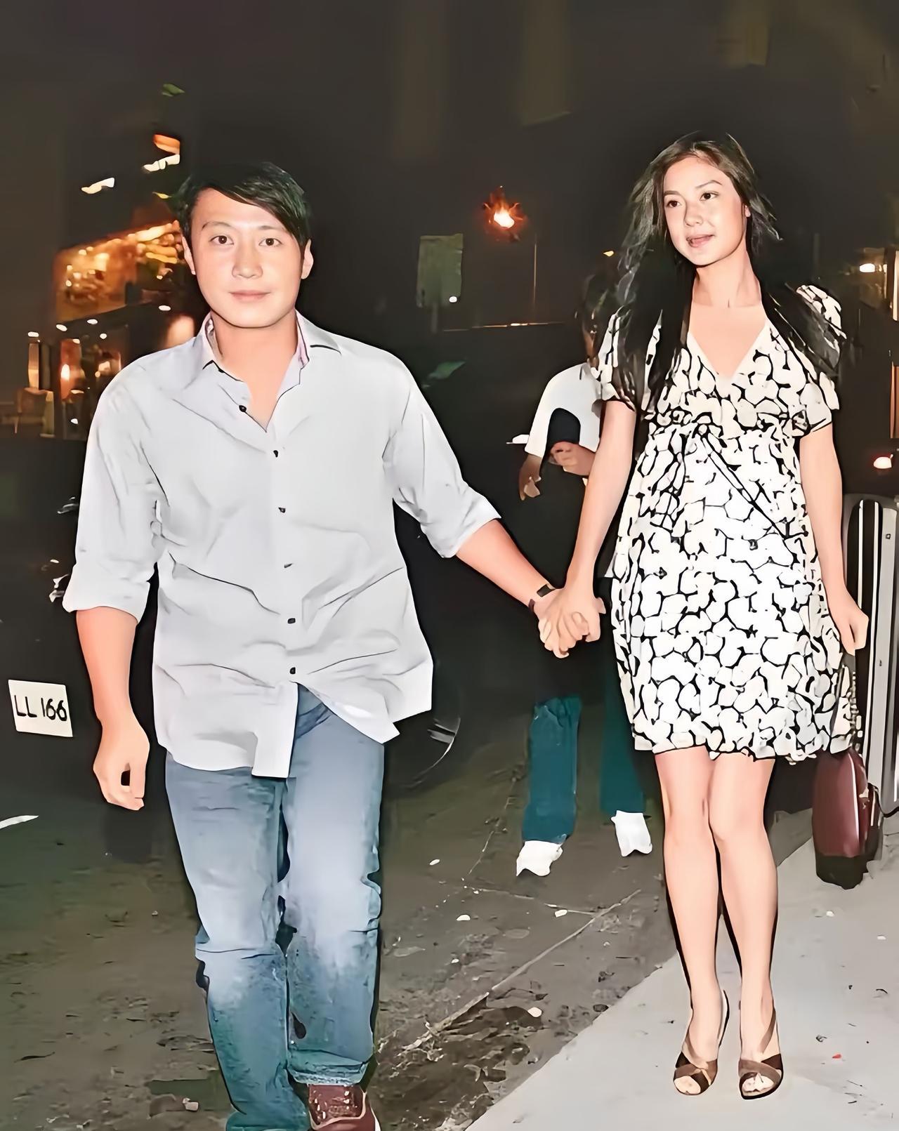 黎明与乐基儿昔日合影，两人十指紧扣一起逛街的画面。当初乐基儿嫁给黎明的时候才2