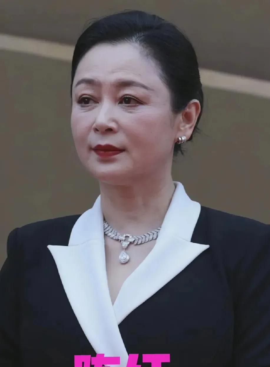 陈红到底是哪里出了问题？她确实老得有点过分了，她皮肤的这个状态更像是60出头的人