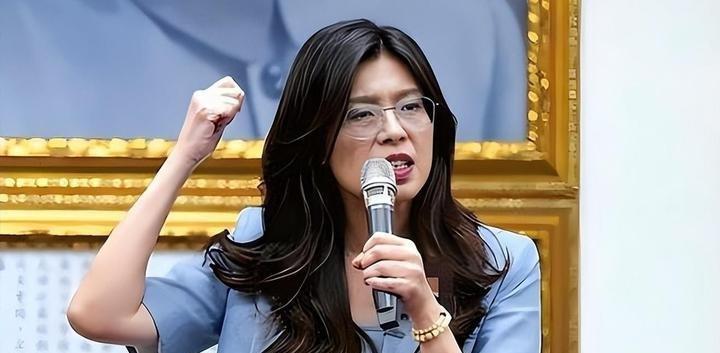 柯志恩握四张王牌，民调却跌16%，好牌全打烂。本该犀利杀敌，她却夸赞陈其迈并力挺